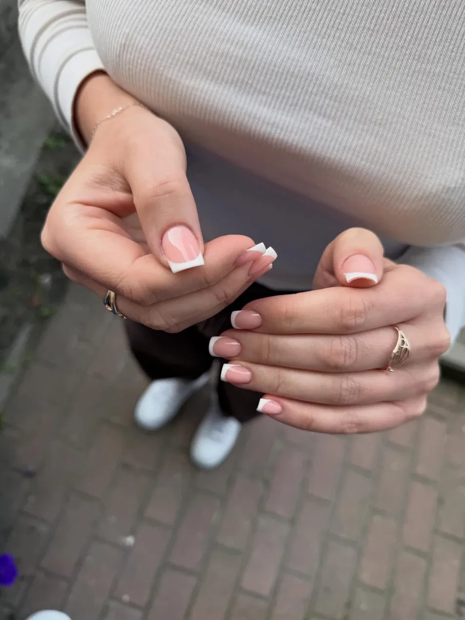 Manicure French - realizacja ANVI Studio Nails