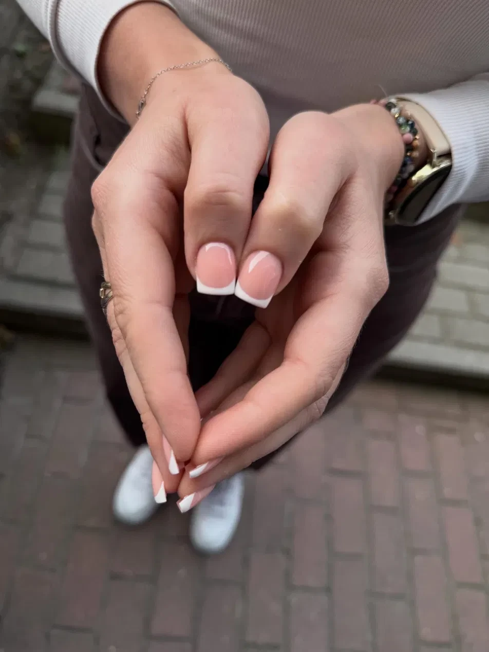 Manicure French - realizacja ANVI Studio Nails