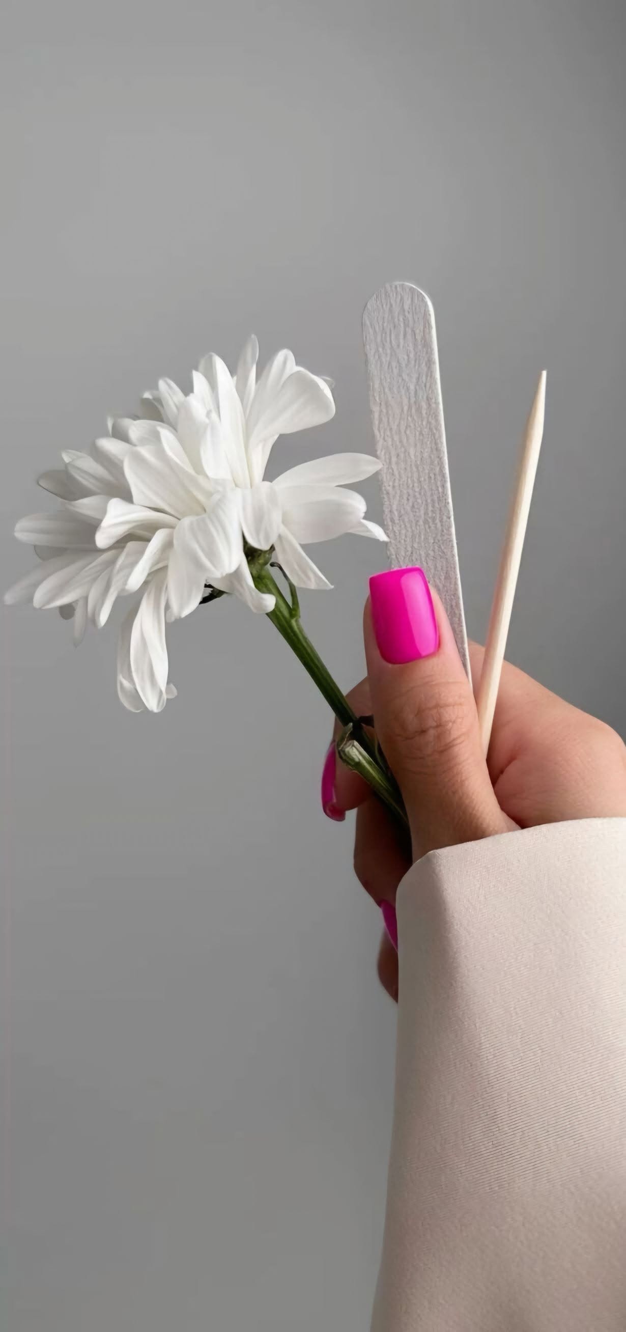 Stylizacja paznokci z kwiatem - realizacja ANVI Studio Nails